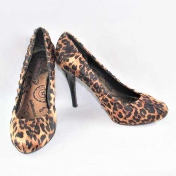 Dollhouse Florjan Pleated Leopard Pumps - Picture 2 of 8